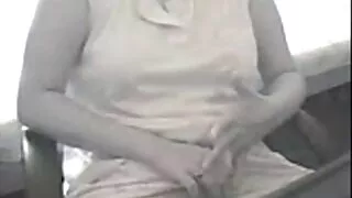 Дівчина смикаючи українське порно онлайн хлопця на пляжі.