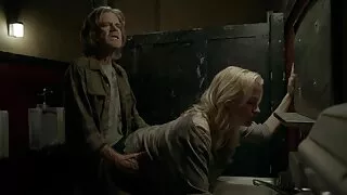 Бородатий лиже кицьку своєї подруги і змушує українські порнофільми її стогнати.