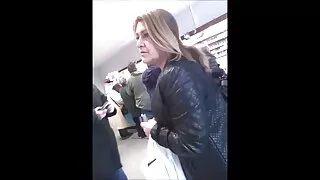 Афроамериканець порно в українському селі трахає білу дівчину перед своїм хлопцем.