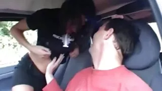 Художник порно по українські годує модель спермою.