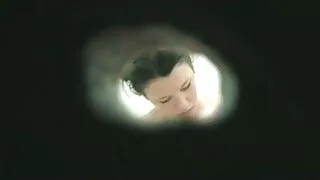 Дівчина зраджує одному порно українське хлопцеві і смокче іншому.