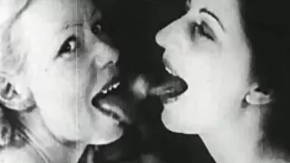 Студент трахає українськепорно вчителя на столі.