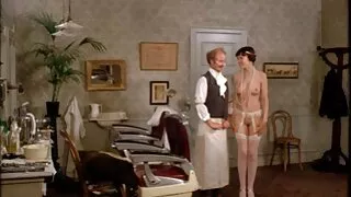 Вона здається сексу, знімаючи порно в українському селі трусики.