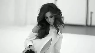 Випадковий секс порно українське відео білої жінки з чорним автомеханіком на заправній станції.