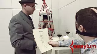 Дідусь смажить молоду дівчину порно українське в пизді біля басейну.