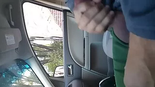 Охоронець трахає красуню за українське порно відео відсутності чоловіка, збуджену її кицькою.