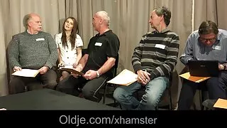 Хлопець облизує дупу дівчини. українське домашнє порно