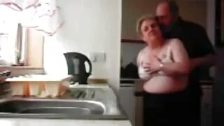 Двоє трахкають блондинку Хлою Капрі. українське порно відео