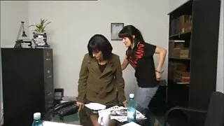 Віддана мачуха бере український секс порно член від пасинка.