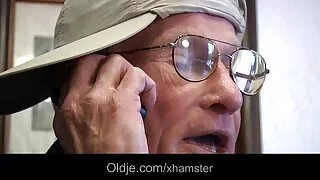 Аманда Борхес отримує член в її дупу біля український секс відео басейну.