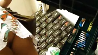 Спокуслива Блер Вільямс українські дівчата порно трахає доктора на дивані в клініці.