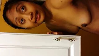 Краса позує оголеною українські порнофільми вранці.