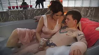 Трахати помічника по роботі в кицьку на столі. порно на українські мові